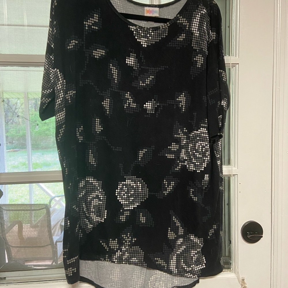 Black and white pattern top